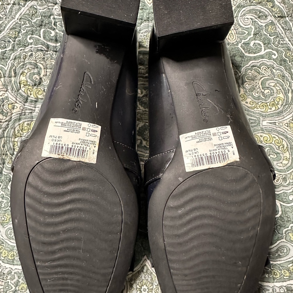 Clark’s 7.5M Women’s Navy shoes. Leather upper with kilt detail, buckle strap. - Picture 5 of 5
